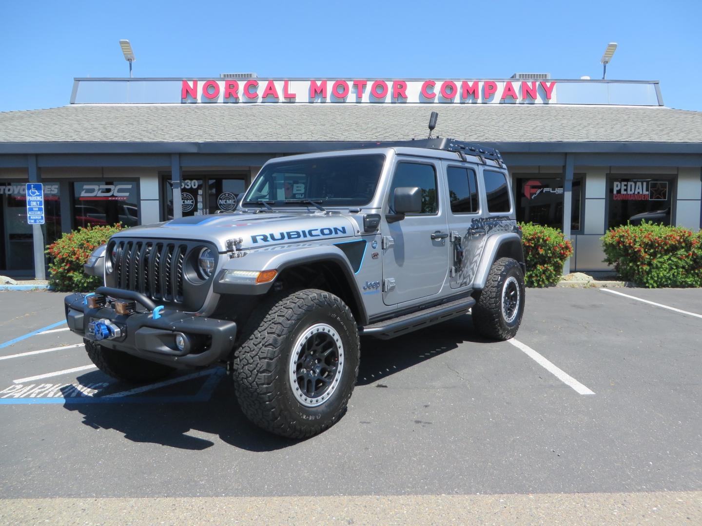 2021 SILVER /BLACK Jeep Wrangler Unlimited Rubicon 4XE 4d SUV 4wd (1C4JJXR63MW) with an 2.0L L4 DOHC 16V TURBO engine, automatic transmission, located at 2630 Grass Valley Highway, Auburn, CA, 95603, (530) 508-5100, 38.937893, -121.095482 - Impressive 4xe Rubicon with a ton of extras that include Fox 3.0 internal bypass front and rear shocks, 315 BFG KO2 tires, Warn winch, Factor 55 Ultra hook, Front bumper stinger, Rigid Pods on front bumper, Rigid A series lights in the roof rack, DV8 lockable hood pins, Westin Running boards, Fury d - Photo#0